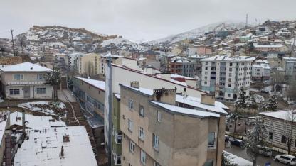 Bayburt’ta kar inadı: Şehir bir kez daha beyaz örtüyle uyandı