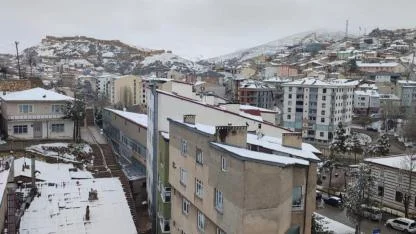 Bayburt’ta kar inadı: Şehir bir kez daha beyaz örtüyle uyandı