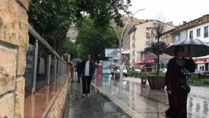 Bayburt’ta sağanak yağış etkili oluyor