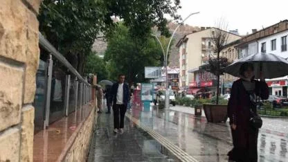 Bayburt’ta sağanak yağış etkili oluyor