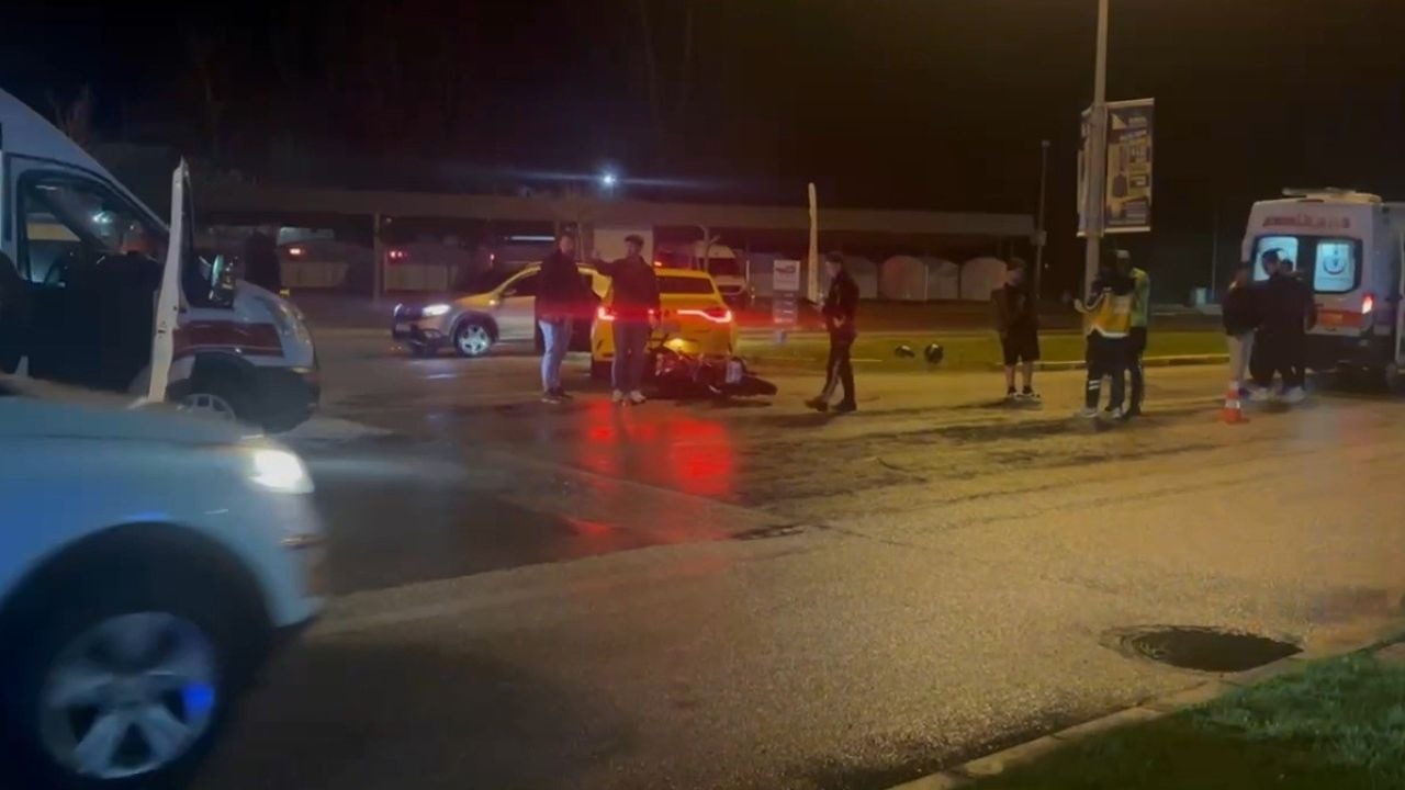 Erzincan’da motosiklet ile taksi çarpıştı: 2 yaralı