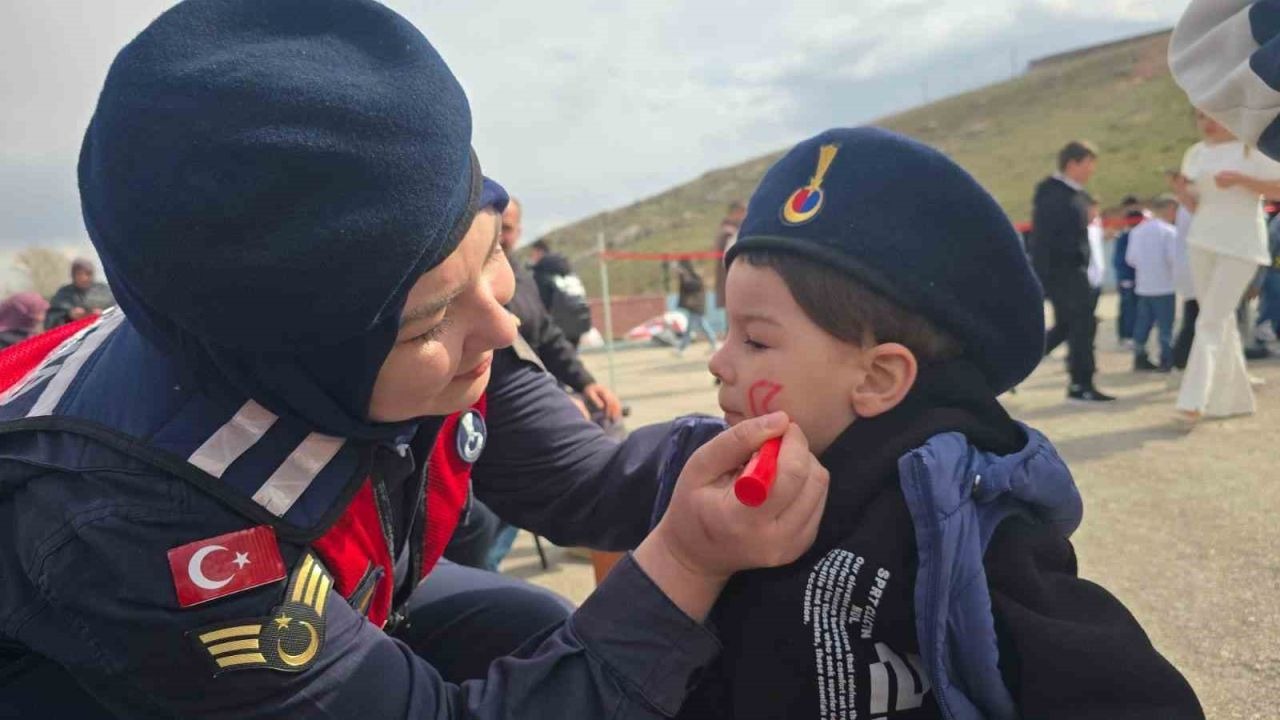 jandarma, 23 Nisan’ı köy okulunda öğrencilerle kutladı