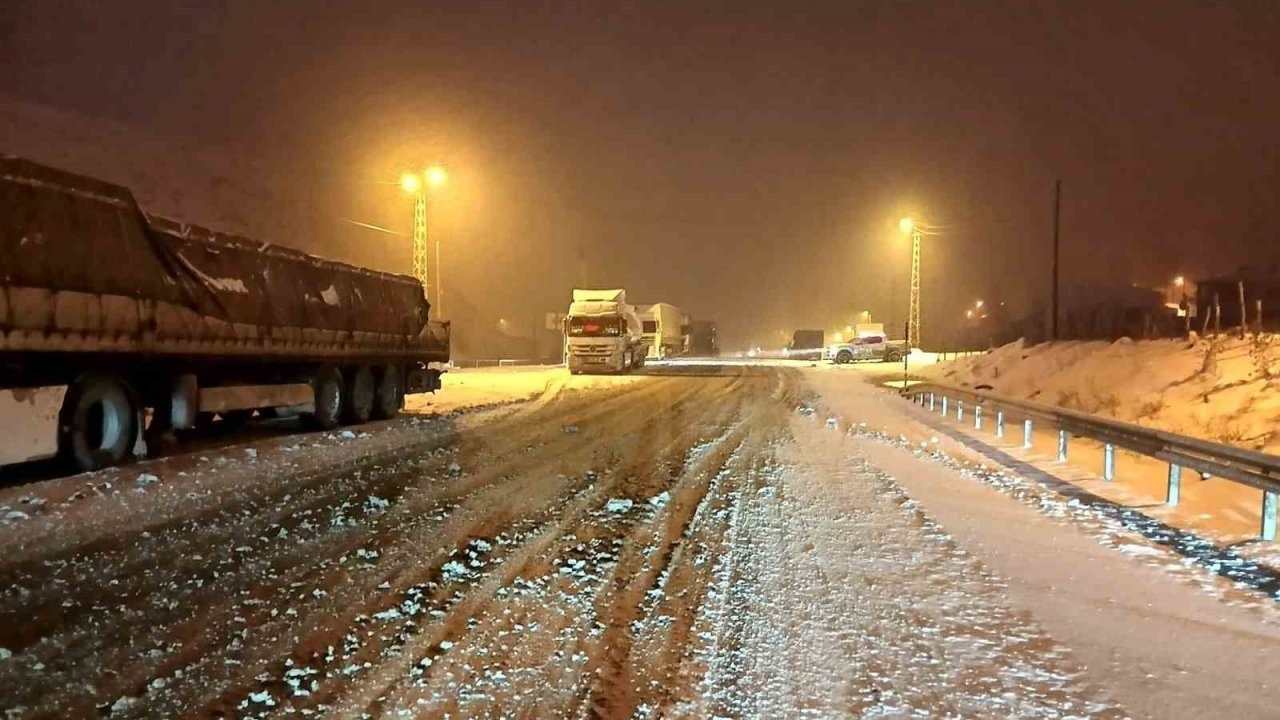Kop Dağı Geçidi’nde buzlanma ulaşımı aksattı