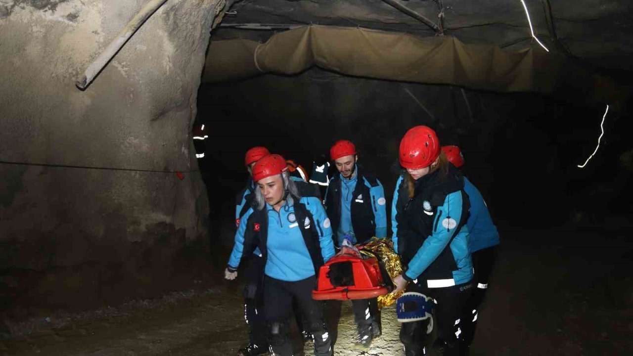 Maden ocağındaki göçük tatbikatı gerçeği aratmadı