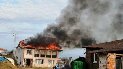Manas köyünde çatı yangını!