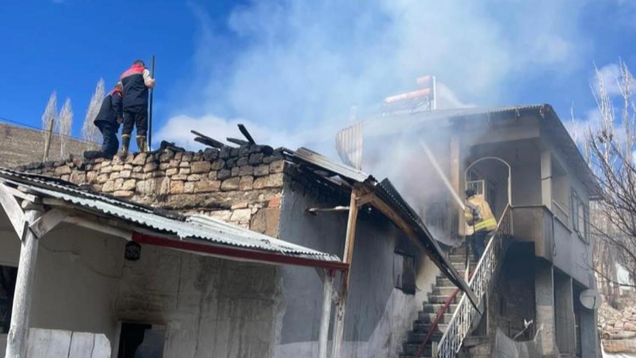 Manas köyünde çatı yangını!