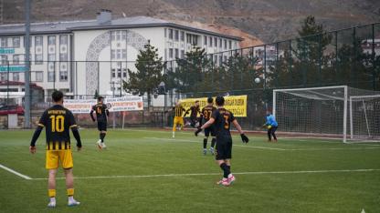 Pazar günü futbol mesaisi protestoyla başladı