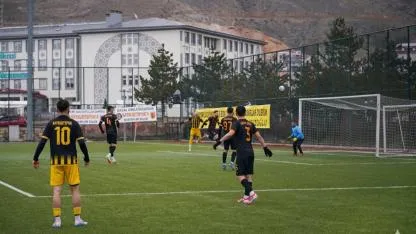 Pazar günü futbol mesaisi protestoyla başladı