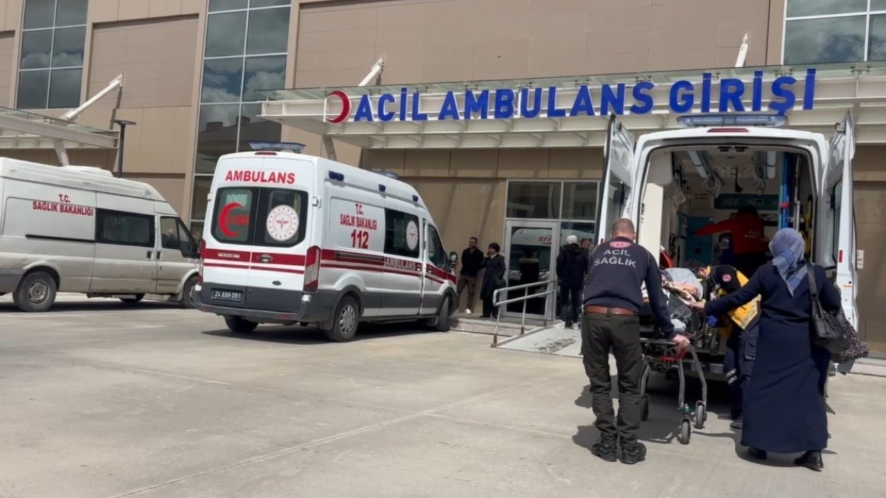 Refahiye’de trafik kazasında yaralanan 6 kişi Erzincan’daki hastaneye getirildi
