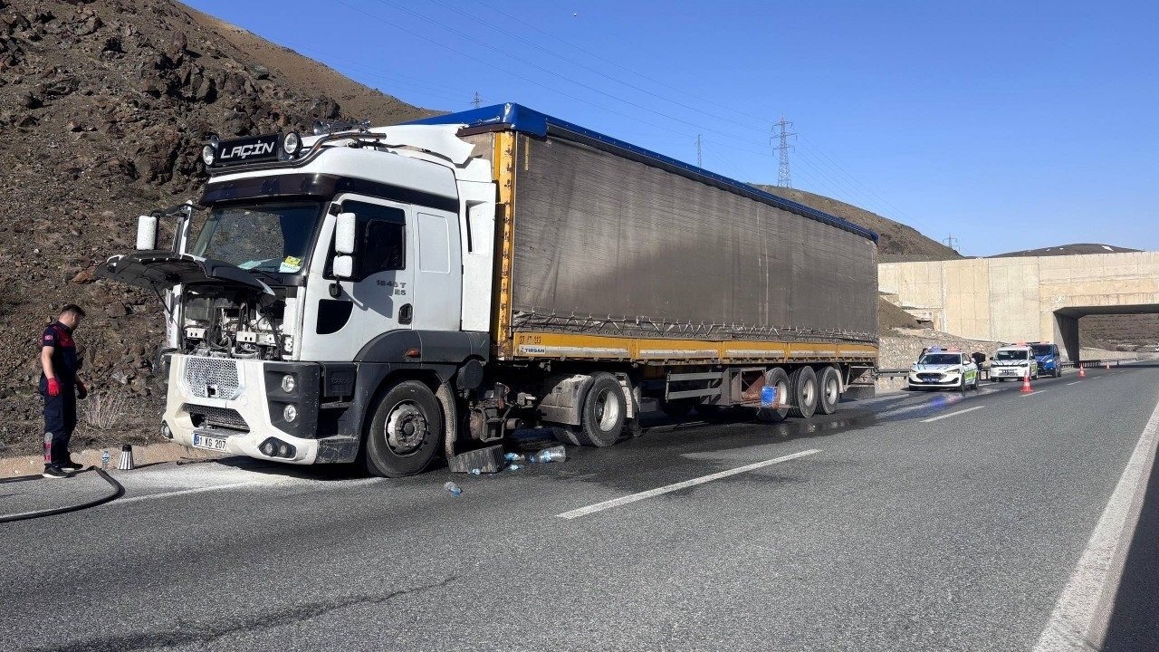 Seyir halindeki tırda çıkan yangın söndürüldü