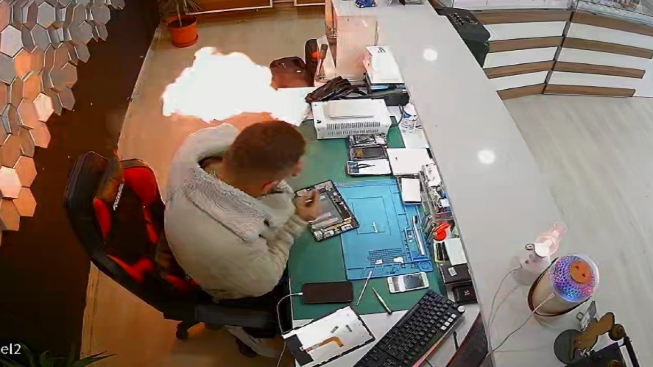Şişen telefon bataryası bomba gibi patladı