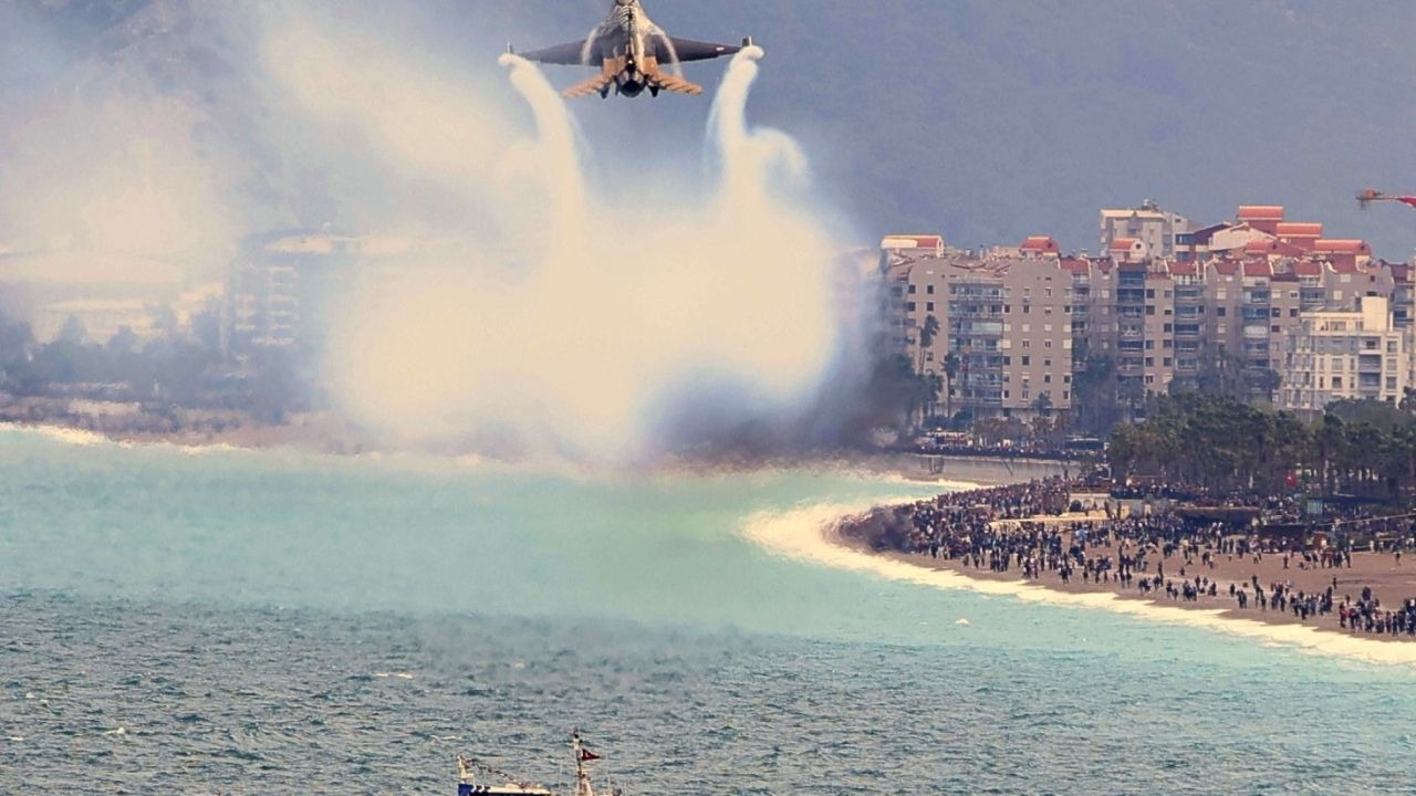 SOLOTÜRK nefes kesti: 23 Nisan kutlamalarında gökyüzü bayraklarla buluştu