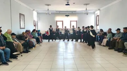 Huzurevinde renkli program