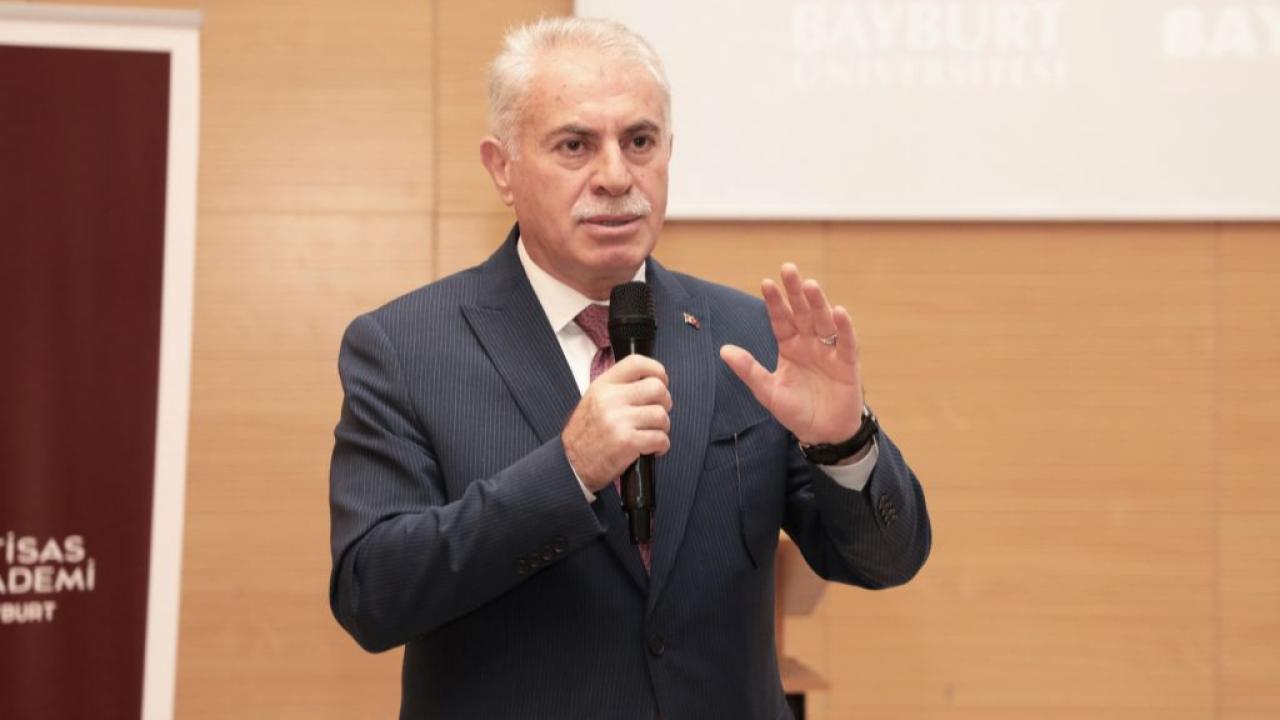 Başkan Memiş gençlerle buluştu: "Modernleşirken köklerimizi kaybetmemeliyiz"