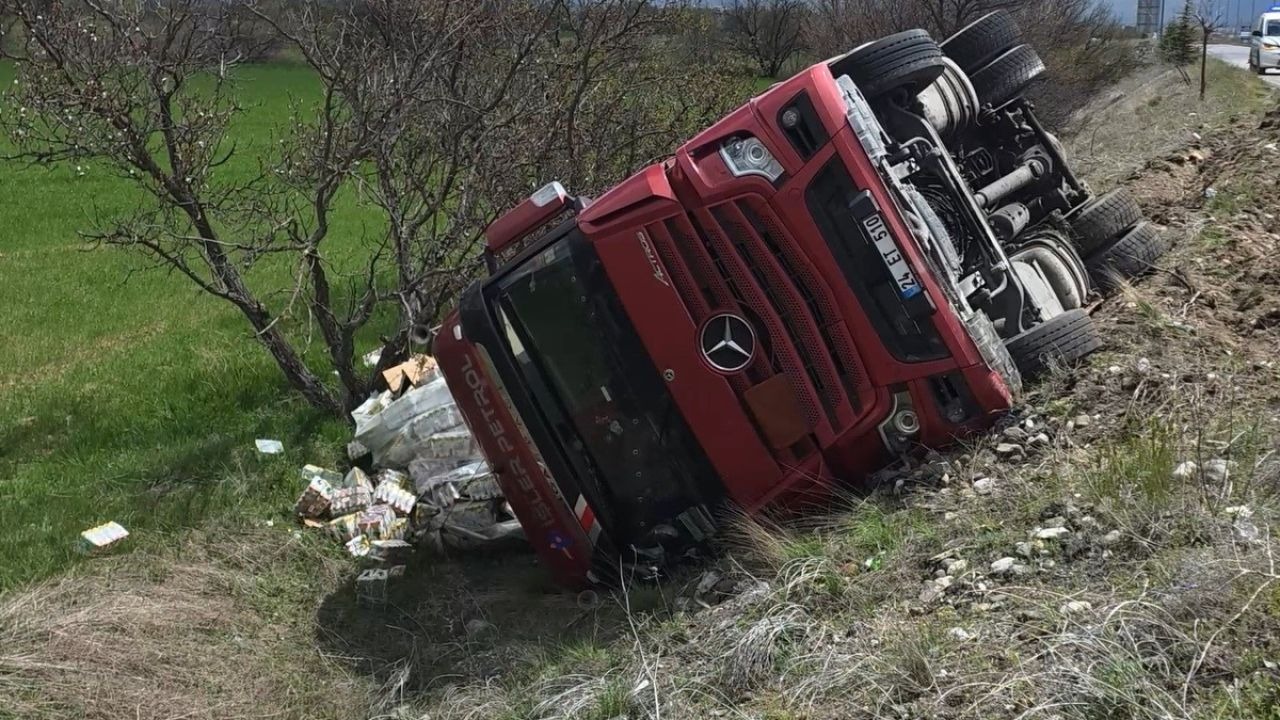 Erzincan’da soda yüklü tır devrildi