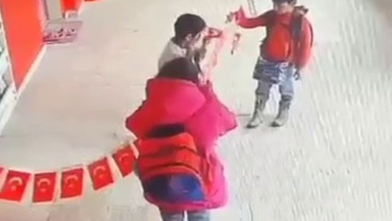 Erzurum’dan yürekleri ısıtan görüntüler: Minikler yere düşen bayrağı asmak için seferber oldular