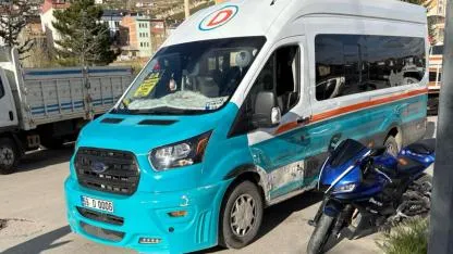 Hatalı sollama kazayla bitti: Ehliyetsiz sürücüye ceza yağdı