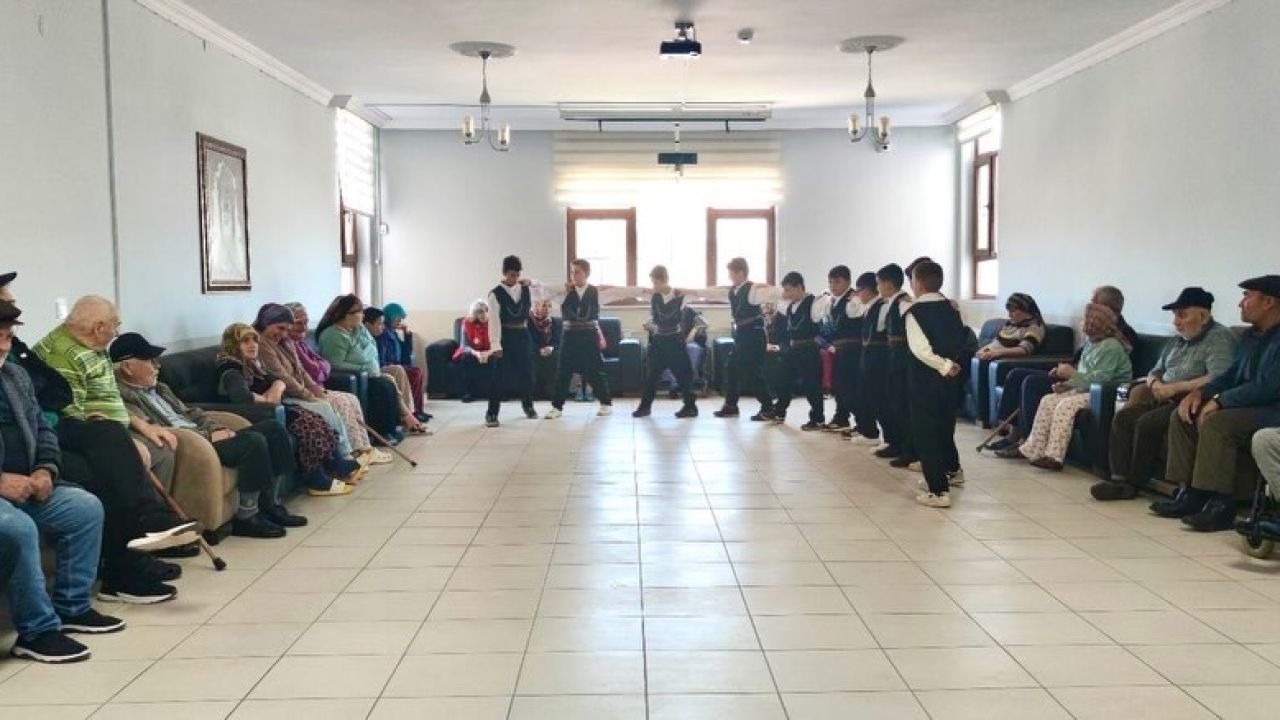 Huzurevinde renkli program