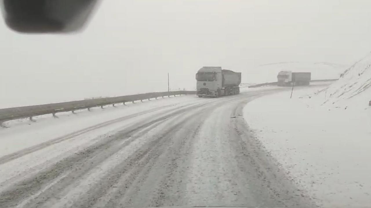 Kop Dağı’nda kar ve tipi geçit vermiyor!